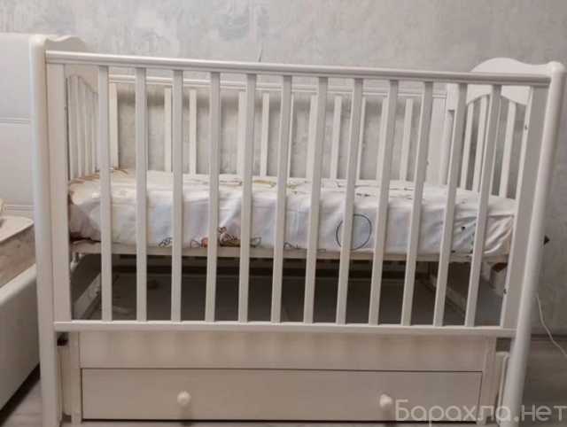 Продам: Детская кроватка с маятником и ящиком