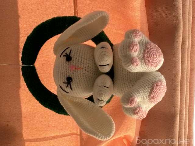Продам: Вязаная игрушка кролик на венке