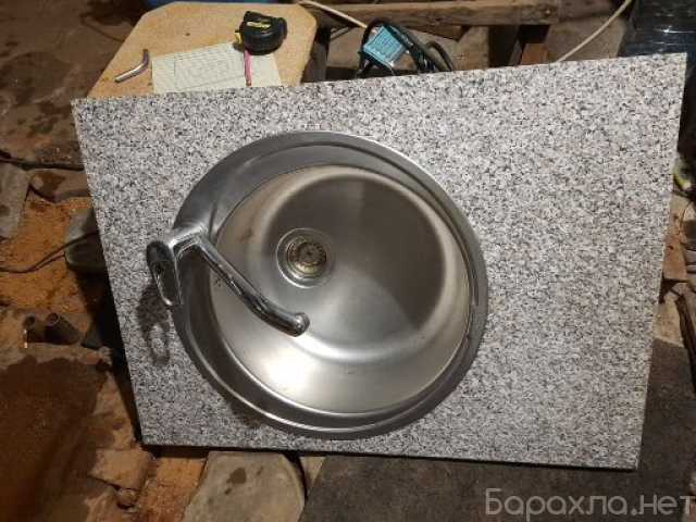 Продам: Кухонная мойка со смесителем и столешниц