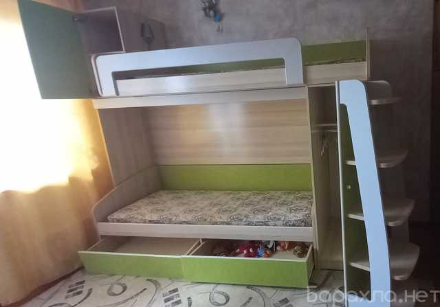Продам: Кровать двухъярусная с матрасами