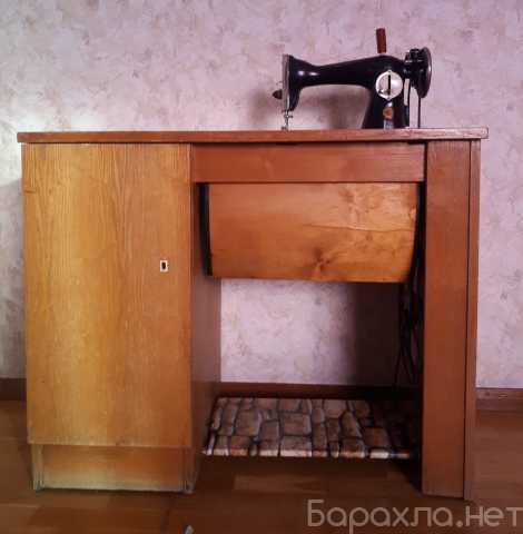 Продам: Швейная машинка "Чайка" СССР с тумбой
