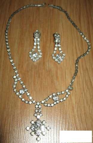 Продам: женская бижутерия колье и клипсы